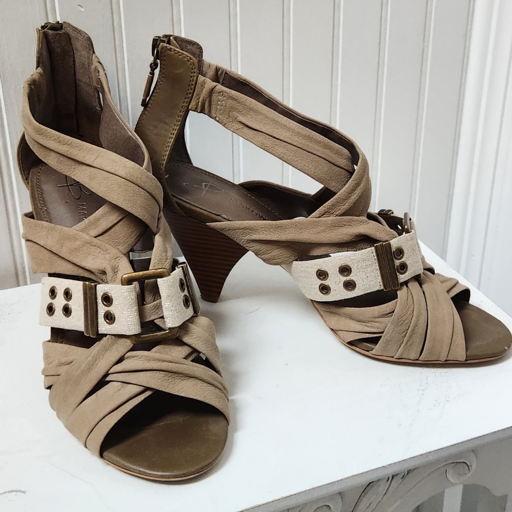 B Makowsky Ruched Saffron Stone Leather Stack Heel Sandals 9.5 EUC - Picture 6 of 9